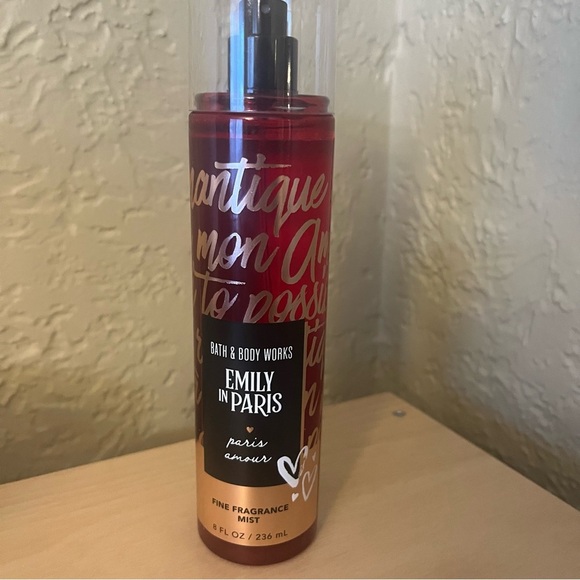 Emily in Paris Paris Amour Candle & Fragrance Set Bath and Body Works - Picture 4 of 5